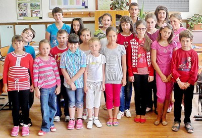 O parte dintre membrii Atelierului de pictura, Moroeni -Dambovita=